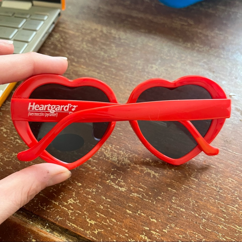 New red heart sunglasses with UV protection - Picture 4 of 6